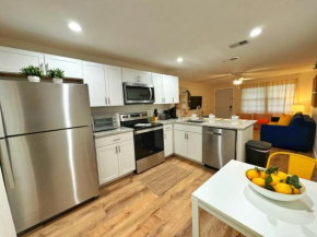 *NEW* Gorgeous Sunshine - 2BD/1BA - Private Fenced Backyard!